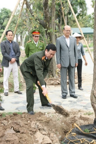 Giám đốc Công an tỉnh Bắc Giang trồng cây tại khuôn viên Học viện CSND